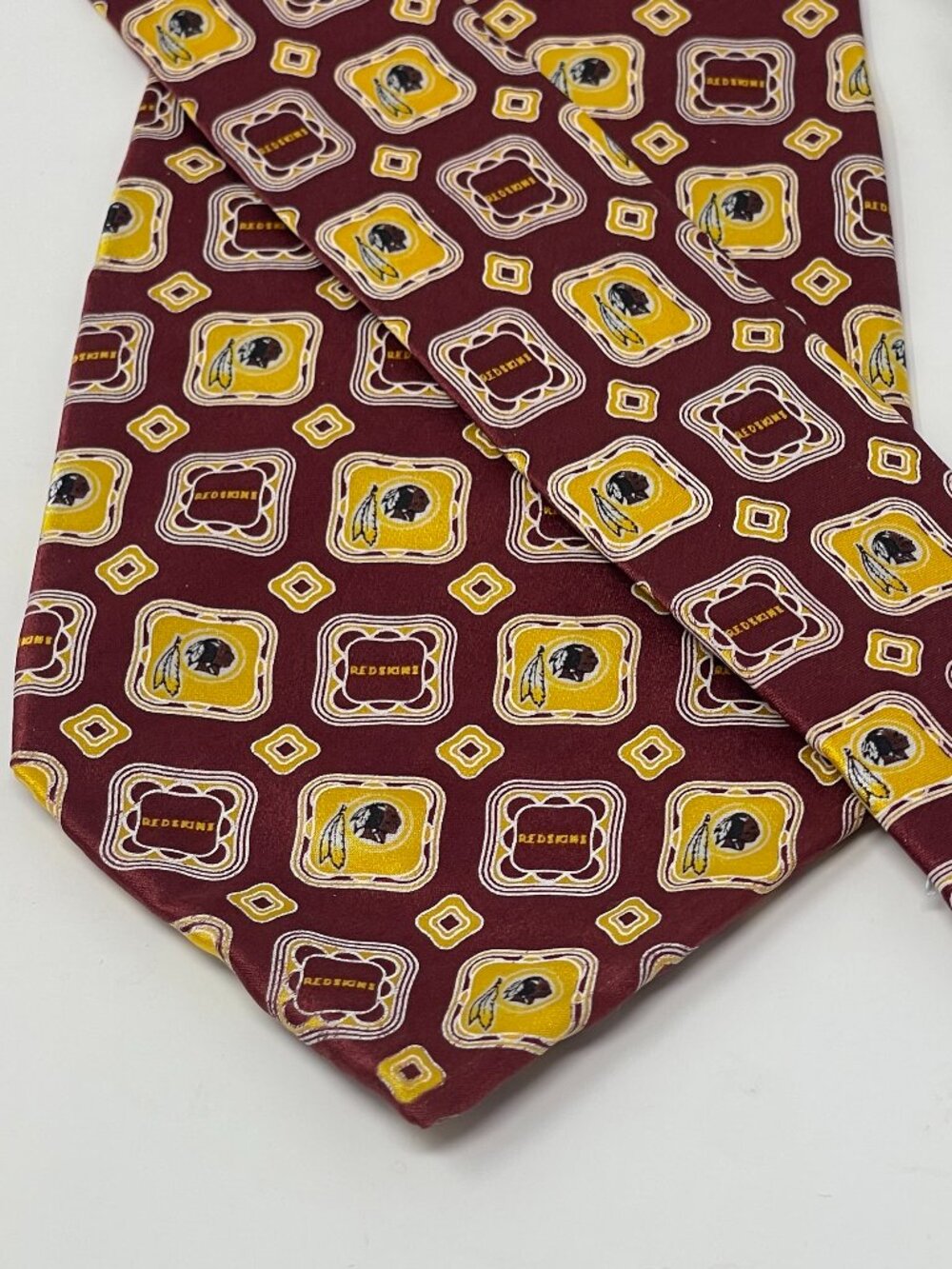 Washington Redskins NFL Medallion Tie 100% Silk NWT 4x59